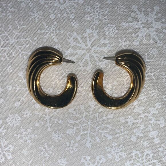 Vintage Crown Trifari Gold Pierced Hoop Earrings - Picture 11 of 16